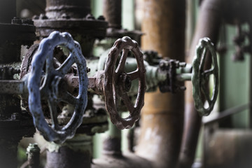 Alte verwitterte Ventile und Rohre