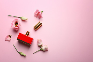 Obraz na płótnie Canvas Perfume bottle on pink background, top view