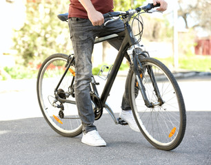 Naklejka premium Young man with bicycle outdoors on sunny day