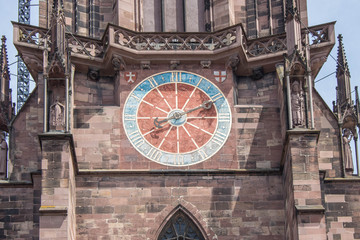 Fototapeta na wymiar Turmuhr am Freiburger Münster, Germany