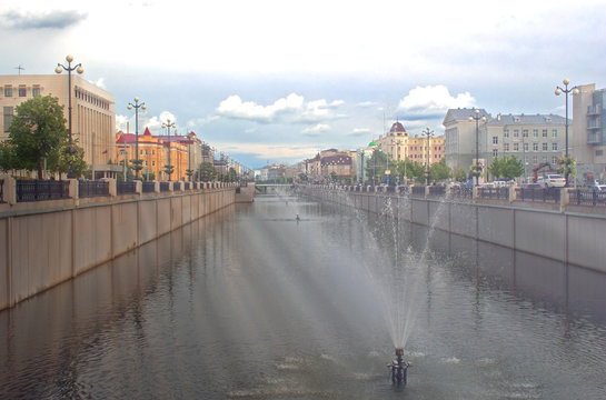 the view of the promenade with the fountains in the city centre