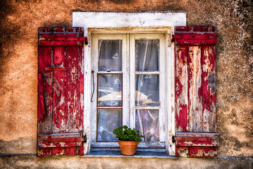 Schönste Dörfer Frankreichs: Piana, Korsika, Frankreich - Fenster mit alten Holzläden
