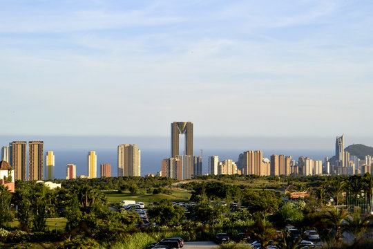 La vista a Benidorm y Edificio - diamante Intempo