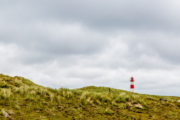 Fototapeta na wymiar Leuchtturm in den Dünen bei List auf Sylt