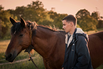 Парень и лошадь