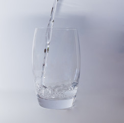 Spritzer im Glas beim einfüllen von Wasser in das Wasserglas