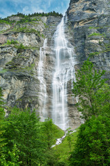 cascade dans la vallée de lauterbrunnen
