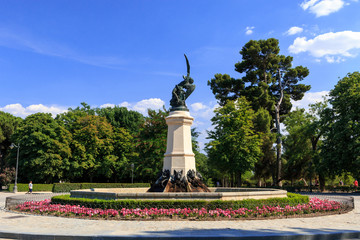 Fototapeta na wymiar Statue in park