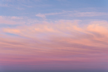 Naklejka premium Pink sky at sunset on a summer evening.