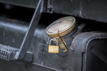 Ein Tankdeckel wurde mit einem Schloss gesichert und somit vor Spritklau gesichert 