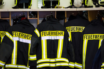 Jacken und Helme der Freiwilligen Feuerwehr nach getaner Arbeit