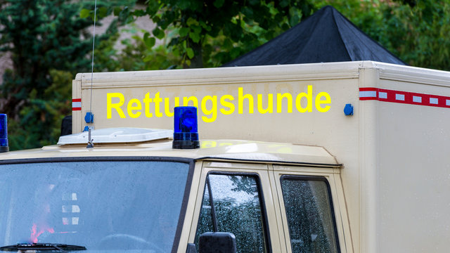 Einsatzfahrzeug der Rettungshundestaffel mit ihren Rettungshunden