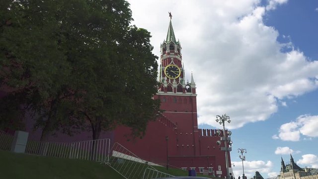 Red Square. View of the Spassky Tower and the Kremlin Wall. Blu sky and cloud. Russia, Moscow.