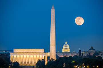 Fototapeta premium Supermoon nad trzema kultowymi zabytkami: Lincoln Memorial, Washington Monument i Capitol Building w Waszyngtonie, z Arlington w Wirginii