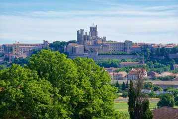 Fototapeta na wymiar Beziers and the Saint Nazaire Cathedral from the Canal du Midi