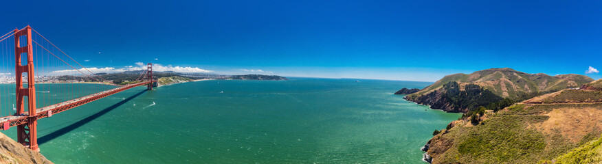 Fototapeta na wymiar Panoramic large resolution shot of Golden Gate Bridge in San Francisco, California