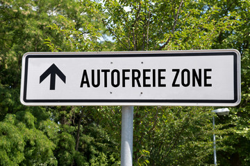 Ein Hinweisschild auf eine autofreie Zone