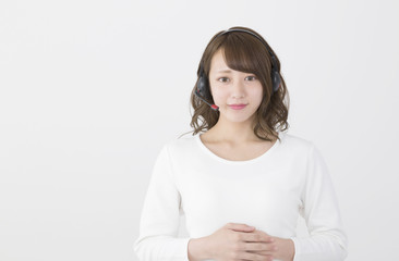 ヘッドセットの女性　白バック