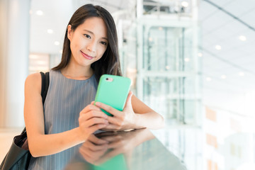 Obraz na płótnie Canvas Woman use of cellphone in shopping mall