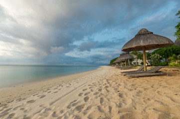 Am Strand der Trauminsel Mauritius im Flitterwochen Urlaub