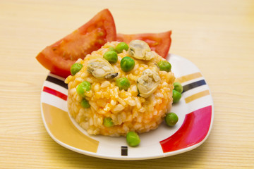 rice with clams accompanied by tomato.