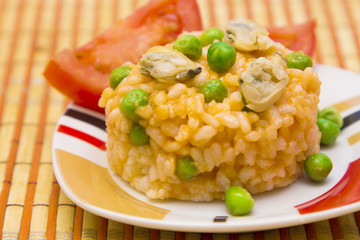 rice with clams accompanied by tomato.