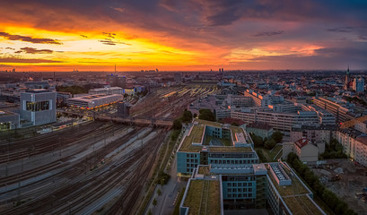 Sonnenaufgang über München mit Blick auf die Hackerbrücke und dem Hauptbahnhof