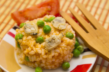 rice with clams accompanied by tomato.