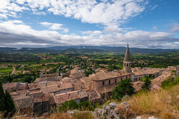 Fototapeta na wymiar Vue panoramique sur le village de Saint-Saturnin-lès-Apt en Provence. France.