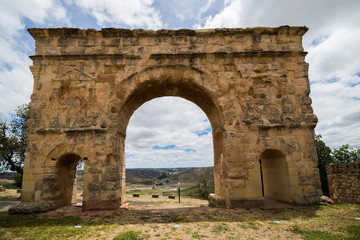Fototapeta na wymiar Arco romano de Medinaceli (Soria)