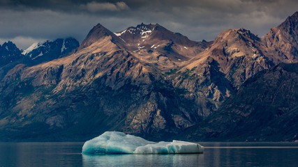 Obraz na płótnie Canvas Icebergs in Patagonoa