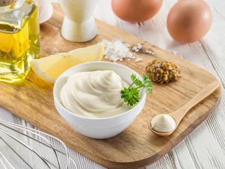 Gardinen Natürliche Mayonnaise-Zutaten und die Sauce selbst. © volff