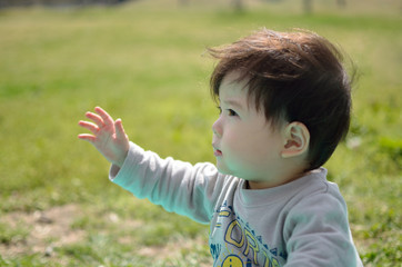 公園で手を挙げている子供