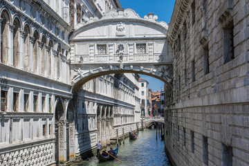 Fototapeta na wymiar Venedig - Seufzerbrücke verbindet Dogenpalast und Prigioni Nuove