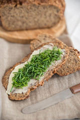 Vollkornbrot mit Butter und Schnittlauch 