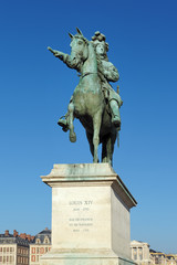 Fototapeta na wymiar statue du roi soleil au château de Versailles