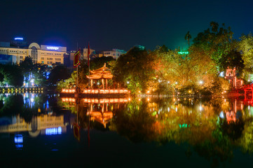 Obraz premium Night view of the Hoan Kiem Lake Lake of the Returned Sword