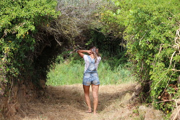 jeune femme dans la  nature