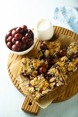 Cherry pie with streusel