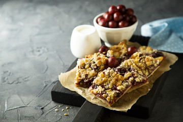 Cherry pie with streusel