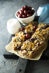 Cherry pie with streusel