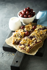 Cherry pie with streusel