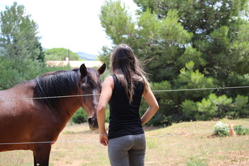 femme et cheval dans la nature
