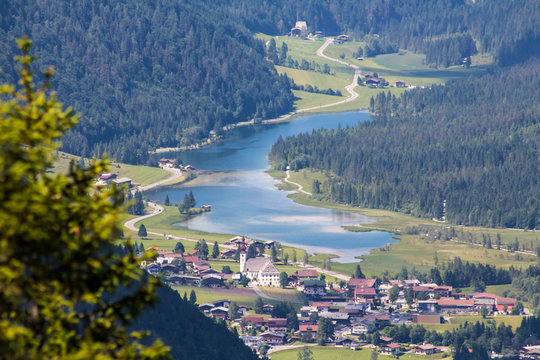 das Pillerseetal mit dem Dorf Sankt Ulrich in Tirol ( Österreich )