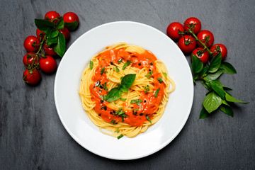 spaghetti mit tomatensoße
