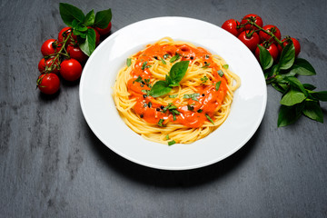 spaghetti mit tomatensoße
