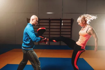 Crédence de cuisine en verre imprimé Arts martiaux Woman in actoin on self defense workout