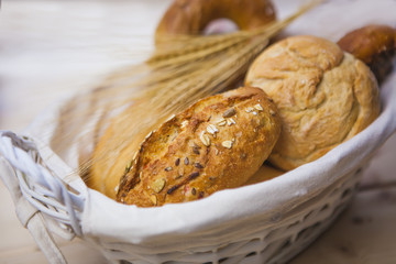verschiedene,frische Brötchen im Brotkorb
