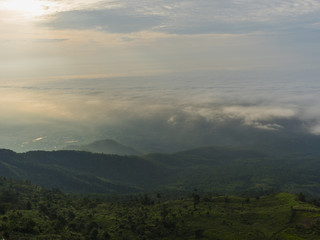 Obraz premium Mgła i chmury górski krajobraz z promieniami słońca w rano
