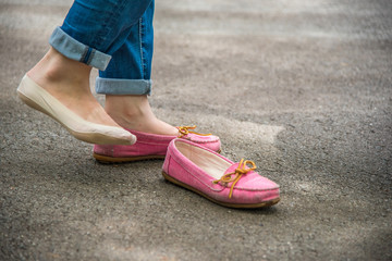 靴を履く女性の足